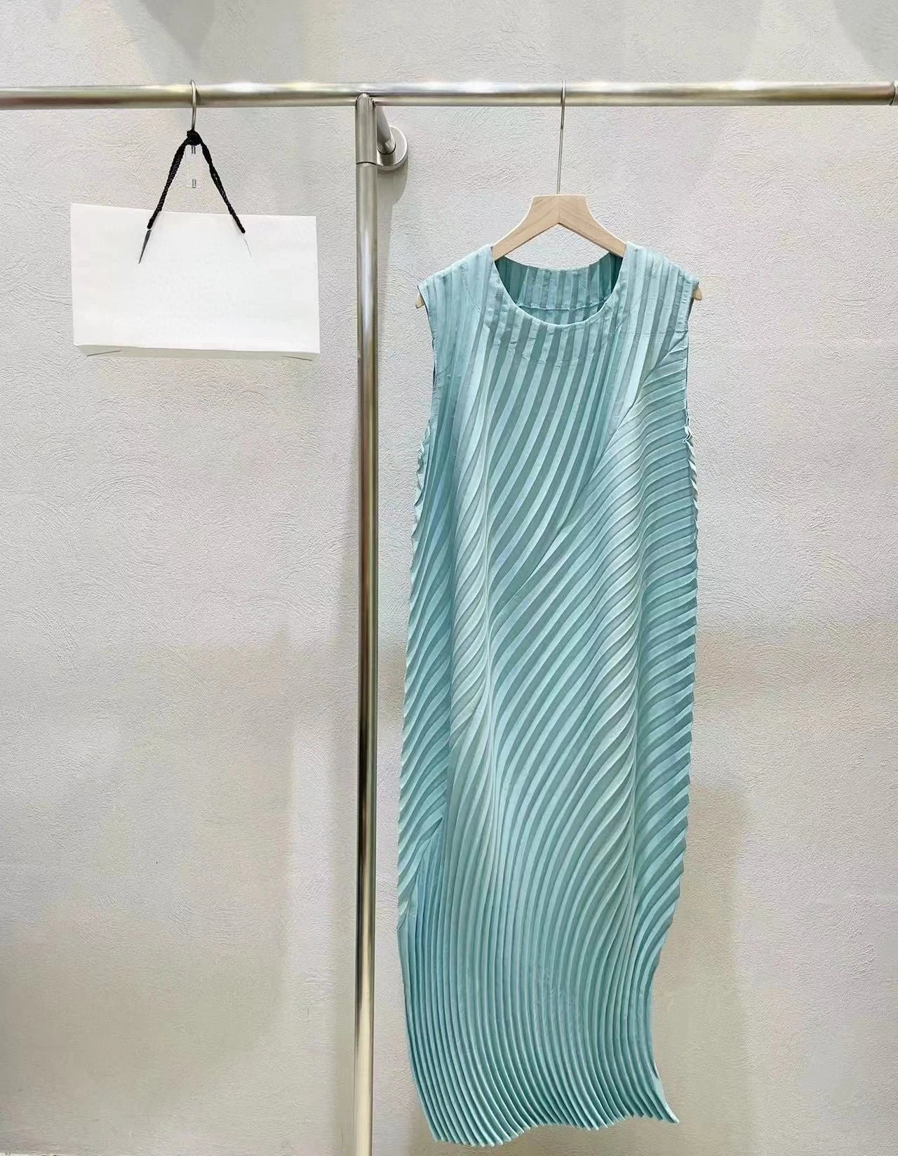 Bright Solid Color Sleeveless Pleated Stretch Dress