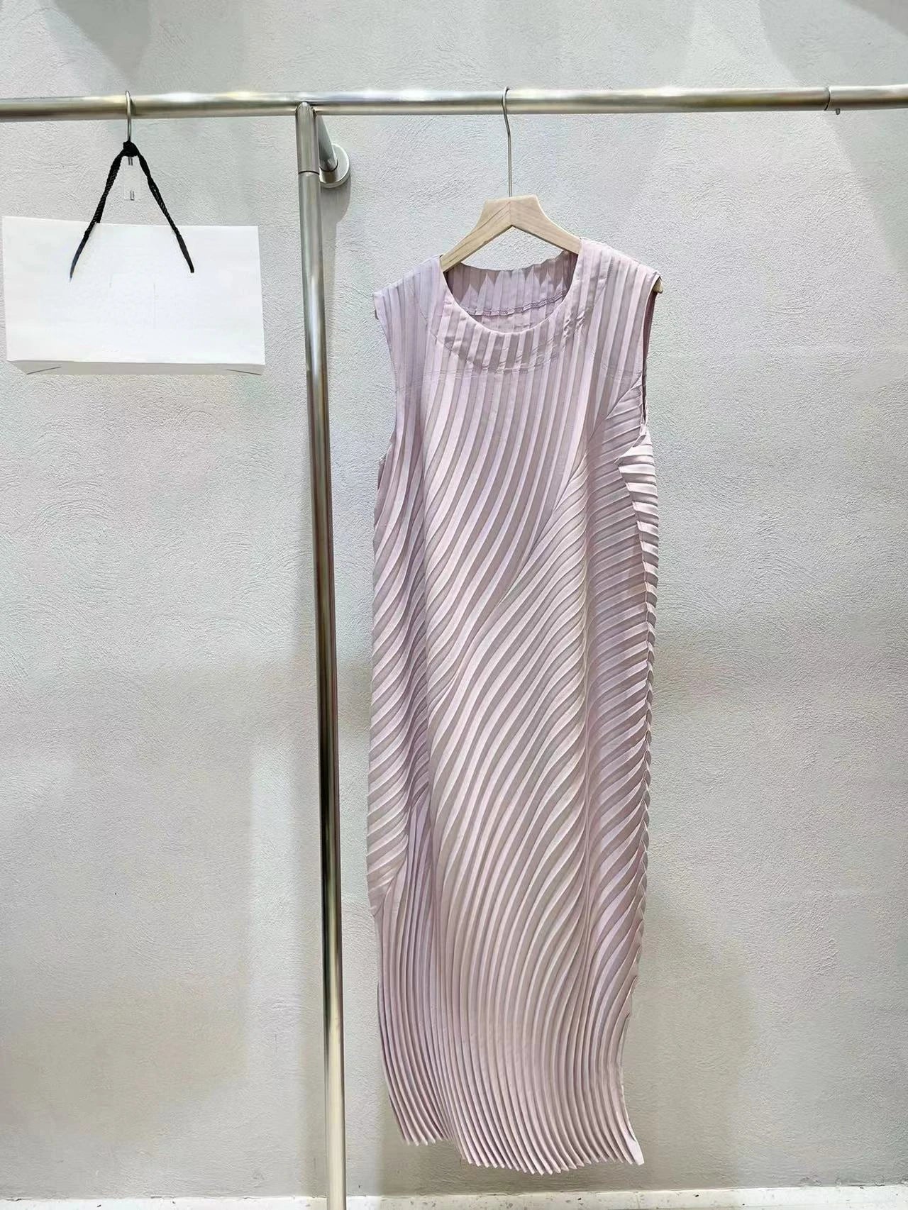 Bright Solid Color Sleeveless Pleated Stretch Dress