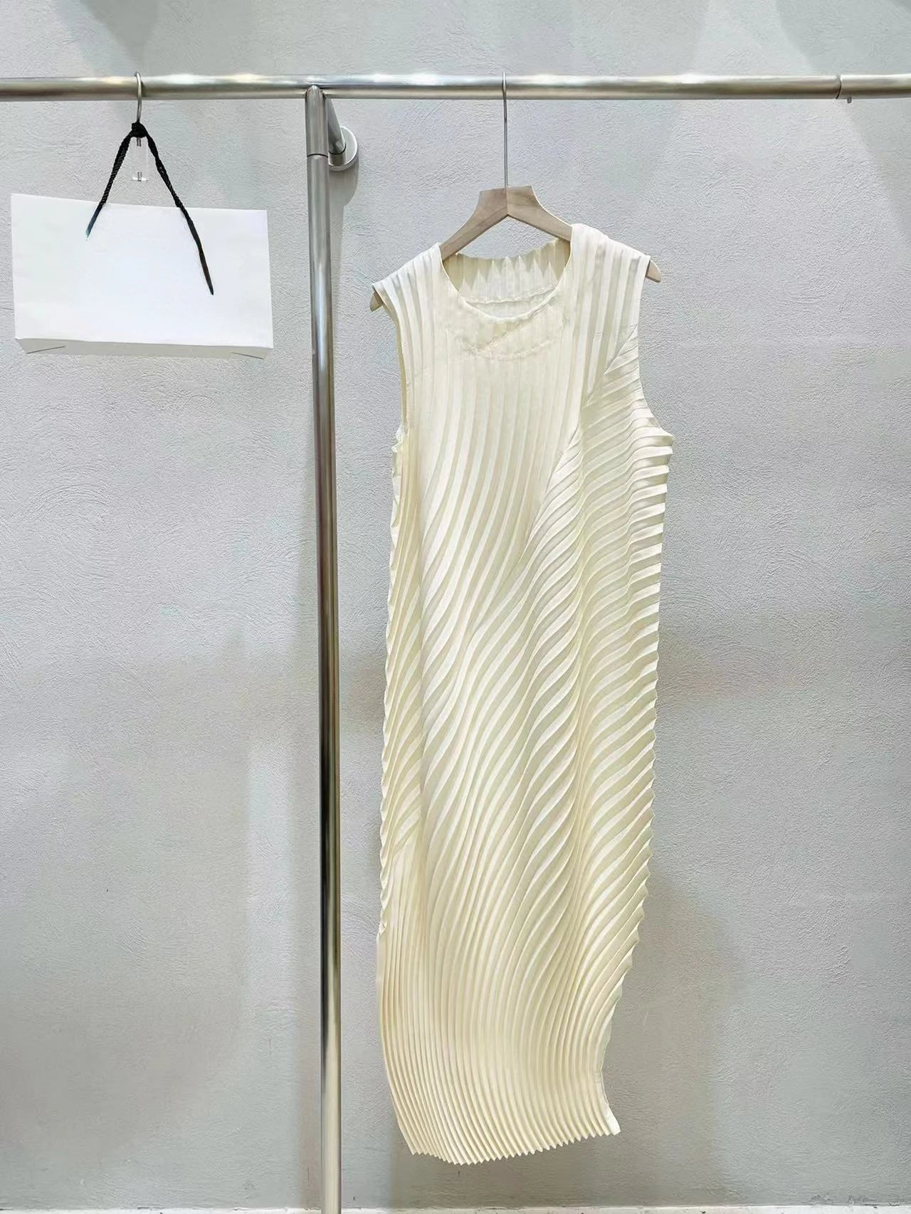 Bright Solid Color Sleeveless Pleated Stretch Dress